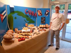 Dominik vor seinem Meisterfenster