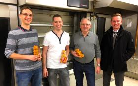 Herr Lamm von der Sparkasse mit Familie Schuler